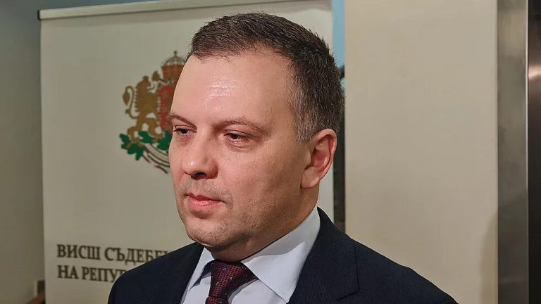 Сянката на „Осемте джуджета“: Правосъдният министър поиска отстраняването на Емилия Русинова
