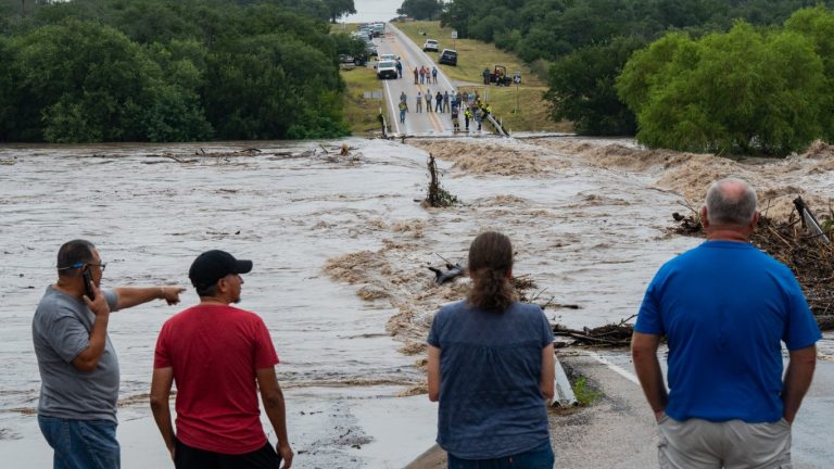 Трагедия в Тексас: Водата отново удря по раните на местните жители