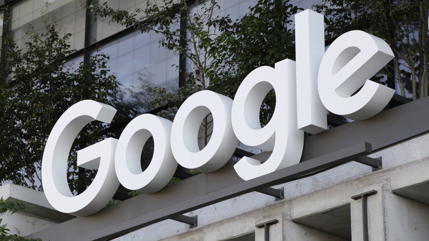 удар по технологичния гигант: google плаща почти милиард евро за несправедливо предимство