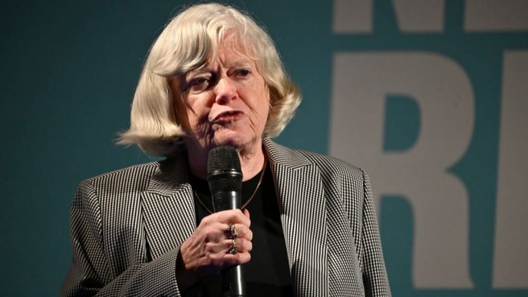 Шок в Лондон: Бивният министър Ан Уидекъм стана жертва на целенасочено нападение