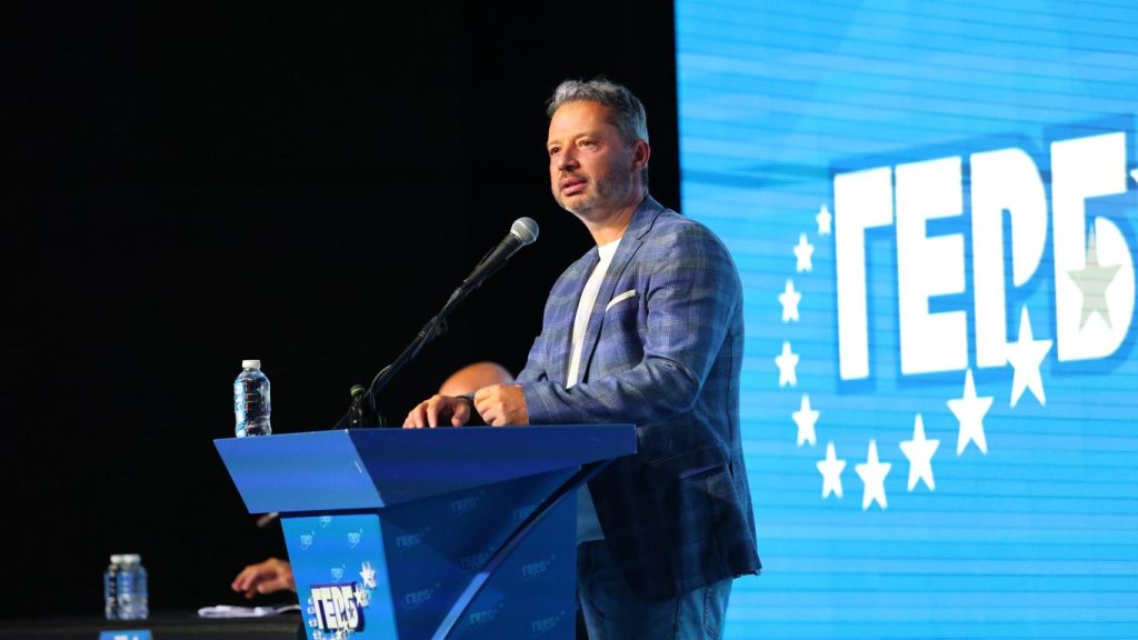 битката за президентството в герб: добрев предлага тежка артилерия, но партията търси нов път