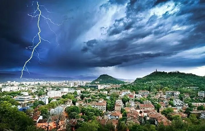 Внимание за бури! Хладен фронт променя времето в България