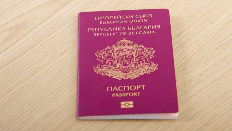 Внимание за пътуващите: Спират 10-годишните български паспорти!