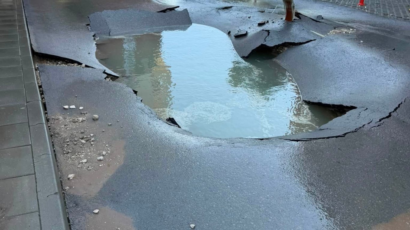воден хаос в бриз: магистралният водопровод превърна улиците на варна в реки