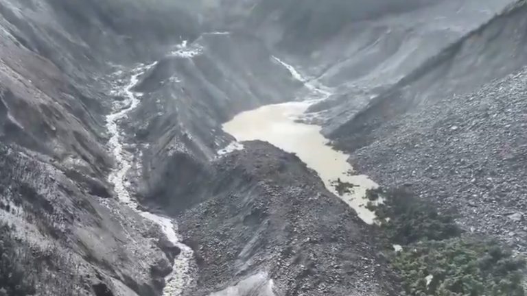 Водната капан в Тибет: Природата спира борбата за човешки животи