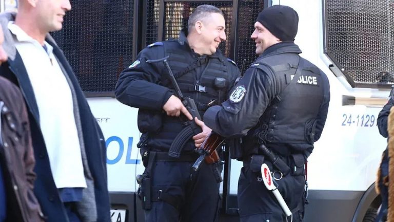 Герои в униформи: Как една патрулка в Шумен се превърна в сметовоз за доброто