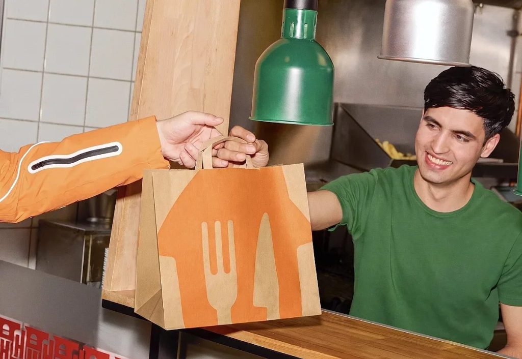 гръм в сектора на доставките: just eat takeaway се сбогува с българия