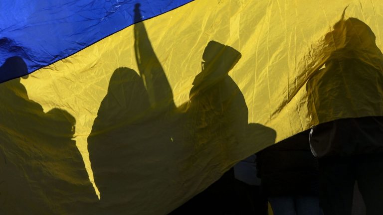 Дипломатически удар в Прищина: Защо украинското знаме бе свалено от центъра на Косово?