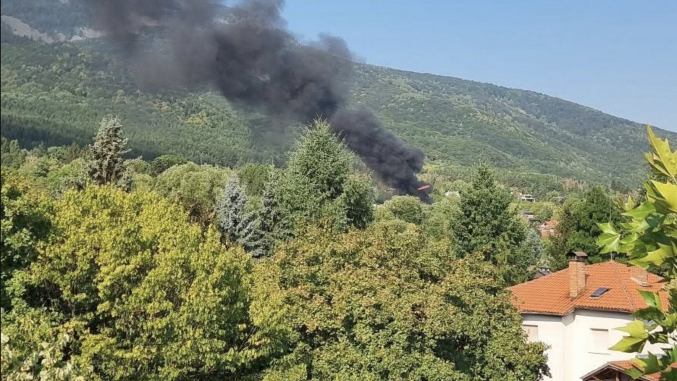 драгалевци в пламъци: къща е обгърната от огън в столичния квартал
