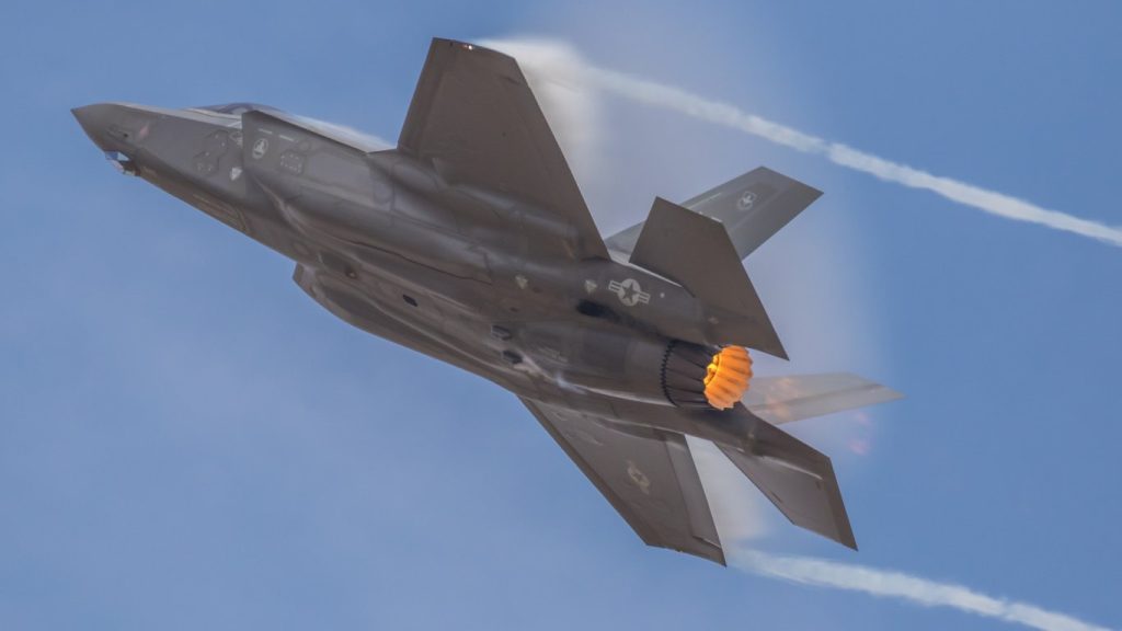 драма в небето над калифорния: стелт изтребител f-35b завърши полета си с катастрофа