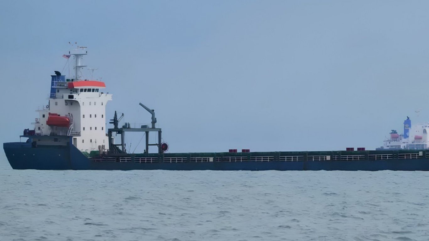 драма в черно море: дрон потопява търговски кораб, екипажът е спасен
