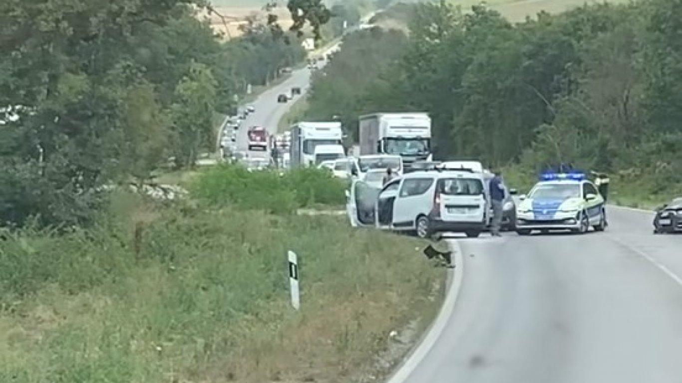 драма на пътя за варна: деца в болница след тежък сблъсък и пожар