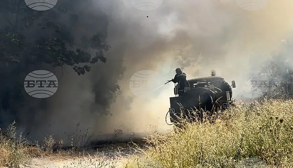 епична битка с огъня: 5000 декара в пламъци между динево и любеново