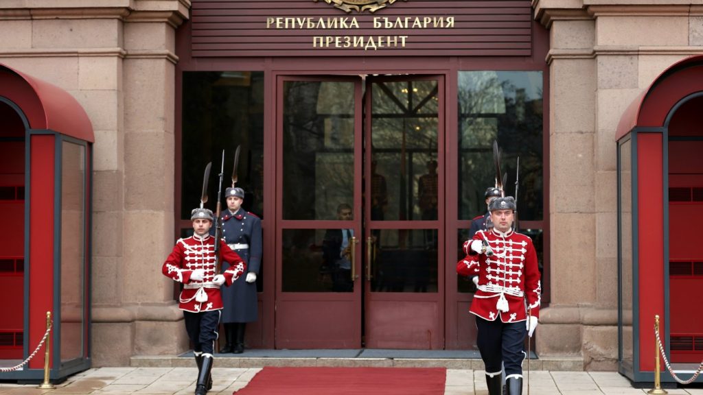 игра на чакане: защо президентските кандидати мълчат?