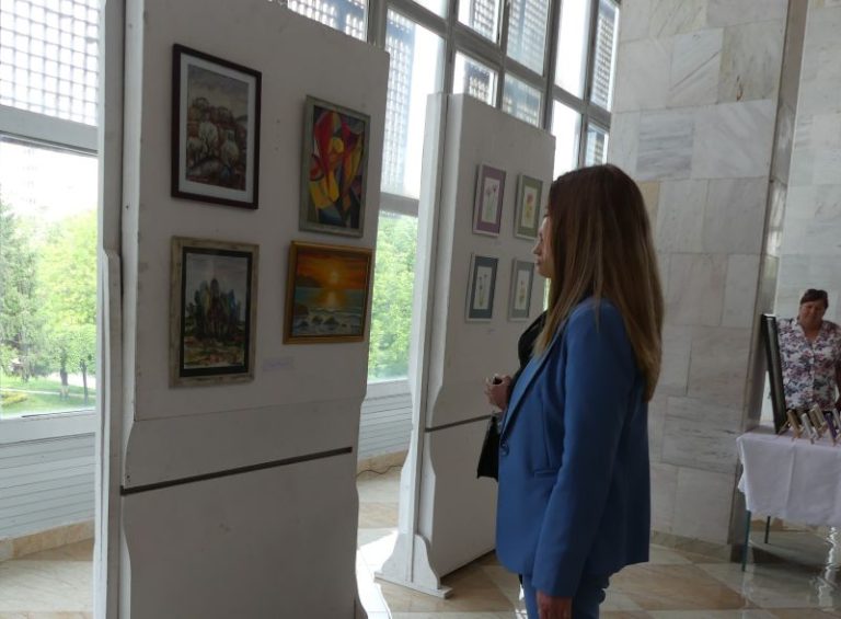 Изкуство в чест на Кирил и Методий: Празник на багрите в Нова Загора