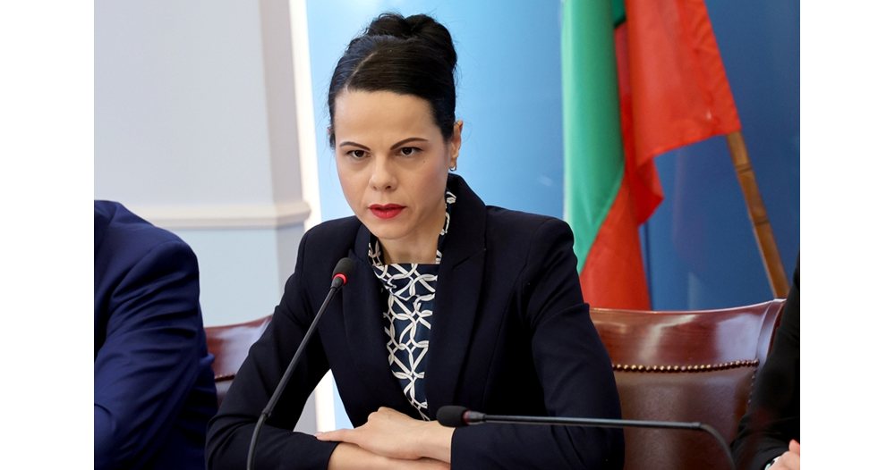 край на търпението: здравната министърка затяга обръча около строителите на болници