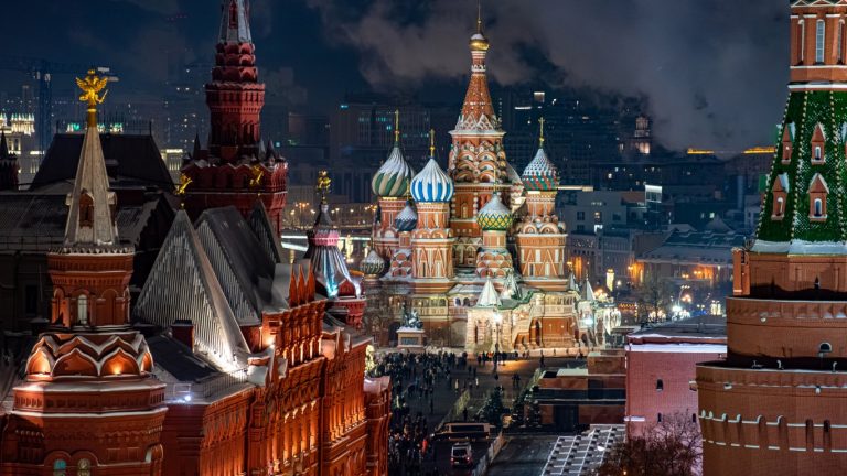 Критични минути в Москва: Огън застраши емблематичния храм „Св. Василий Блажени“