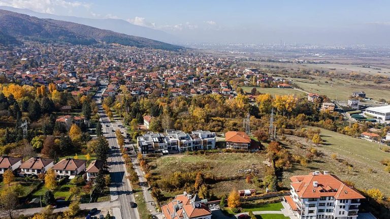 Лукс в подножието на планината: Феноменът Лозен и новата карта на България