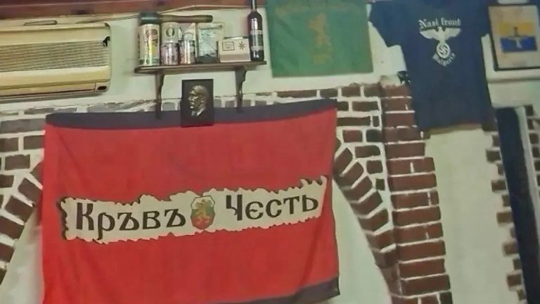 Маската на елита: Как мразящата идеология погълна младежта ни