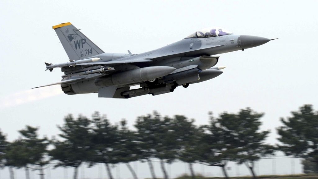 небесна охрана: f-16 прехванаха самолети над имението на тръмп