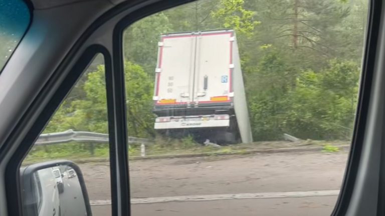 Неочакван спир край Стожер: Тежко товарен автомобил се забива в канавка