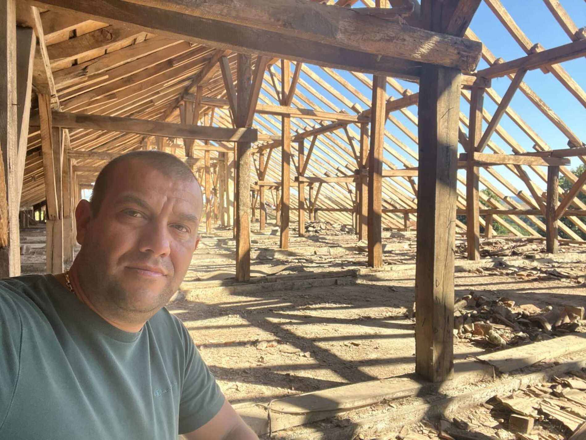 ново лице за училището в стара река: покривът се обновява за бъдещето на децата