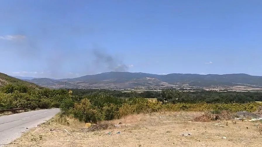 огнен капан в подбалкана: пожар и дим парализират движението в най-натоварения ден