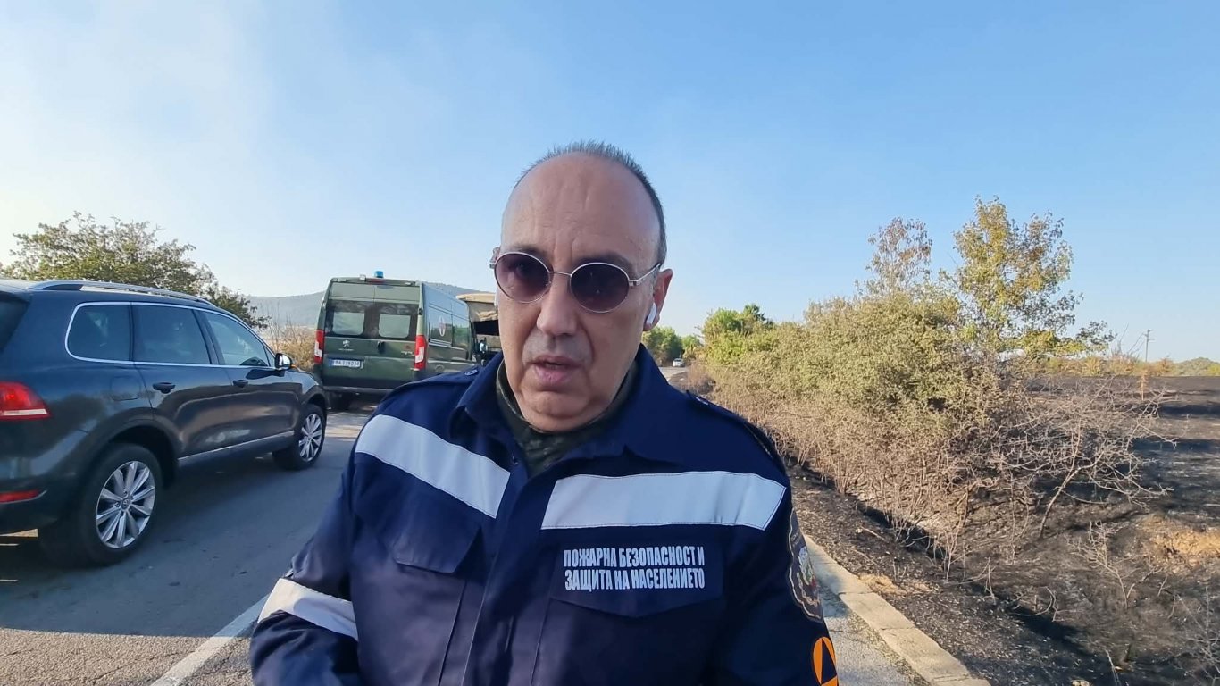 огнен фронт заплашва района на котел: борбата с пламъците се ускорява