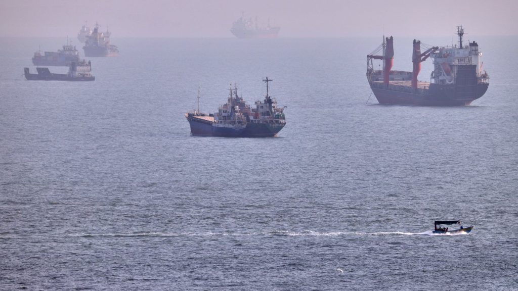 огън в опасните води: мистериозен удар разтърси района на оман