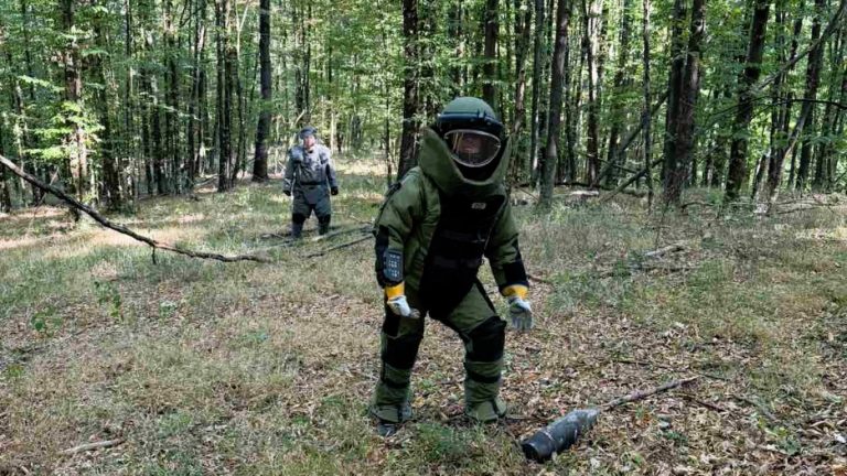 Опасността остава: Мащабна операция по почистване на боеприпаси край Трявна