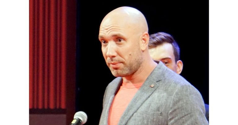 От канибали до поезия: Как Захари Бахаров покорява публиката