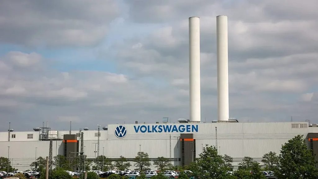 от коли към дронове: смелият и рискован план на volkswagen за оцеляване