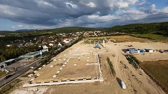 паметта срещу профита: спор за супермаркет върху руините на нацистки лагер в австрия