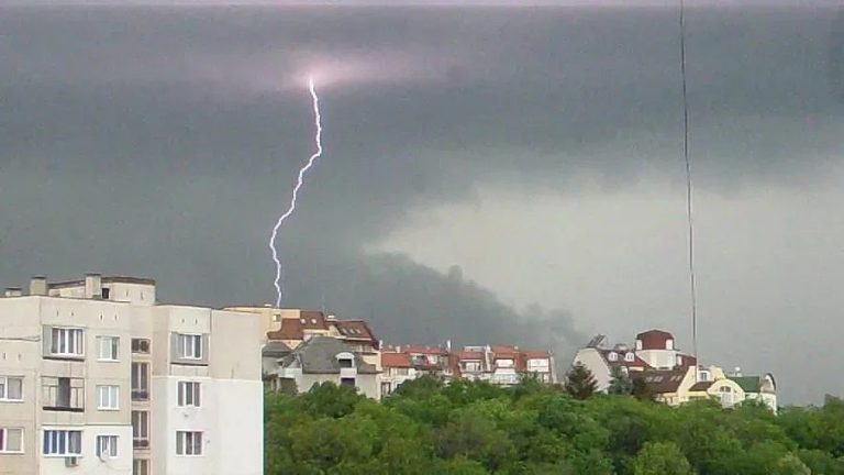 Природата се разгневява в София: Орехови градушки и мрачни пророчества