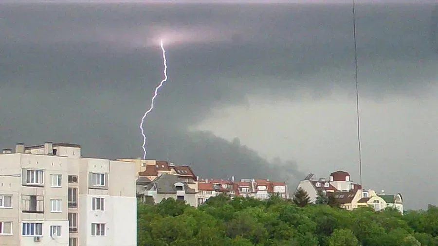 природата се разгневява в софия: орехови градушки и мрачни пророчества