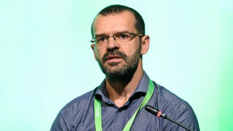 Светът на ръба: Експертни предупреждения за икономическа нестабилност и военни рискове
