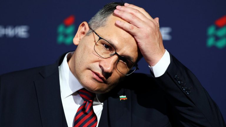 Скандал с билбордове: Кой плаща за ‘президента на народа’ преди старта на кампанията?