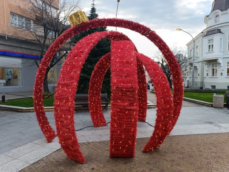 Сливен се готви за магията, но някои избират разрухата