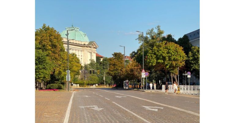 София в празнично затишие: Жълтите павета са за пешеходците, но жегата ги прогони
