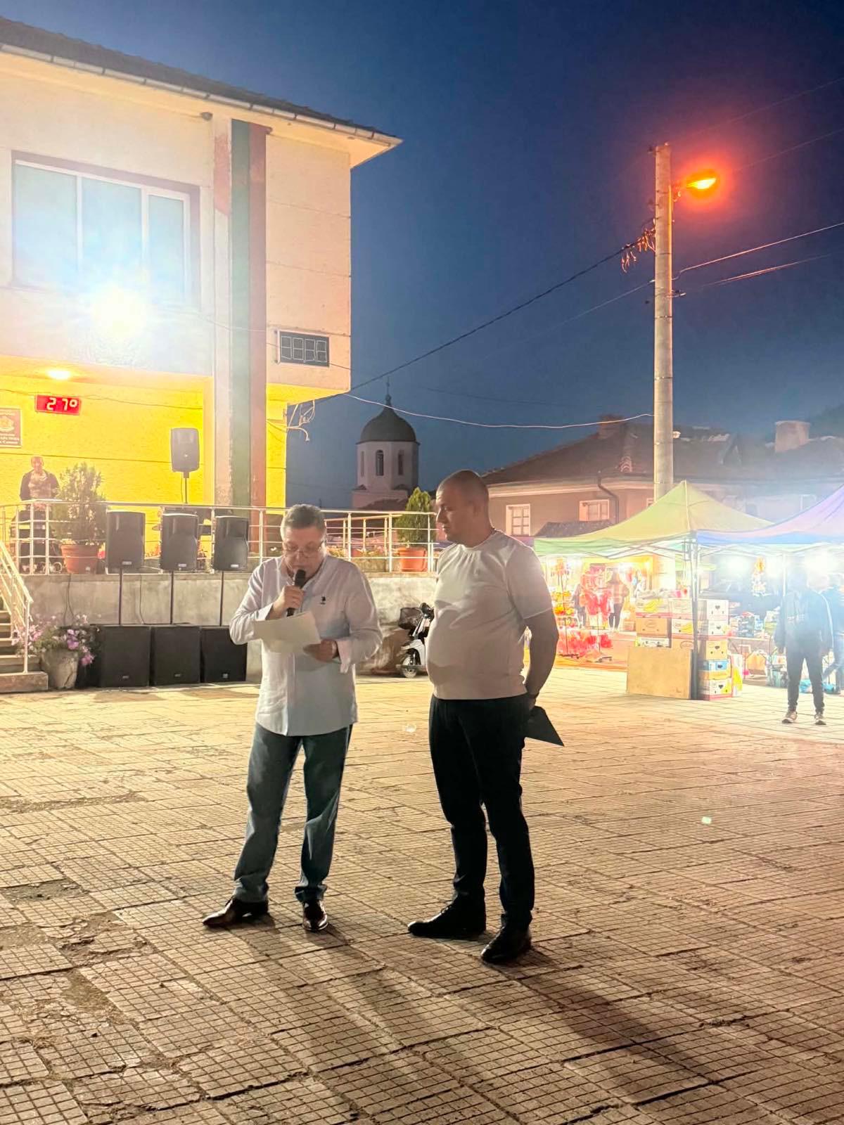 сърцето на стара река заби в ритъма на традициите и забавленията
