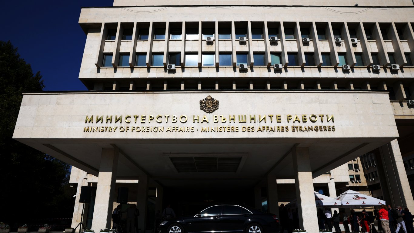 трагедия в хималаите: българин изчезва при опустошителните наводнения в тибет и непал