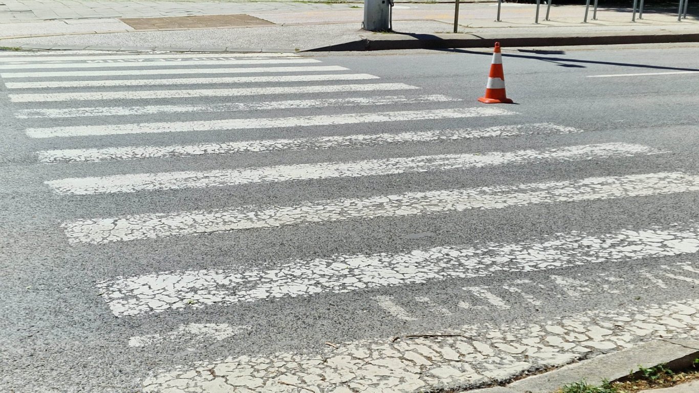 ужасяващ инцидент в свети влас: автобус повали майка и малкото ѝ дете