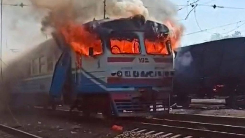 чудо на релсите: влак с 600 души избегва трагедия след двойна атака с дронове
