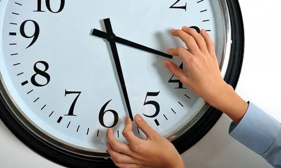 вечният ритуал: кога и защо ще местим часовниците си до 2026 година