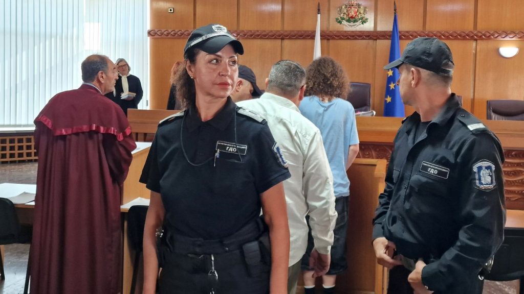 гняв пред съда: тийнейджър, обвинен в смъртоносен побой, се надява на свобода