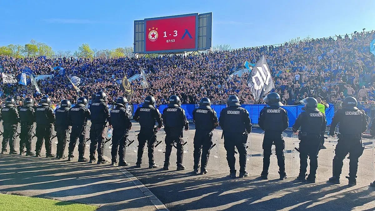 дербито се мести! полицията наложи волята си над футболния календар