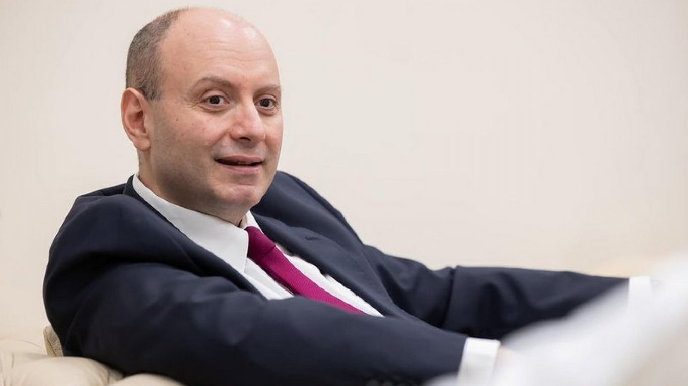 дипломатическа война: посланикът в оае отрече схеми с частни полети за милиони