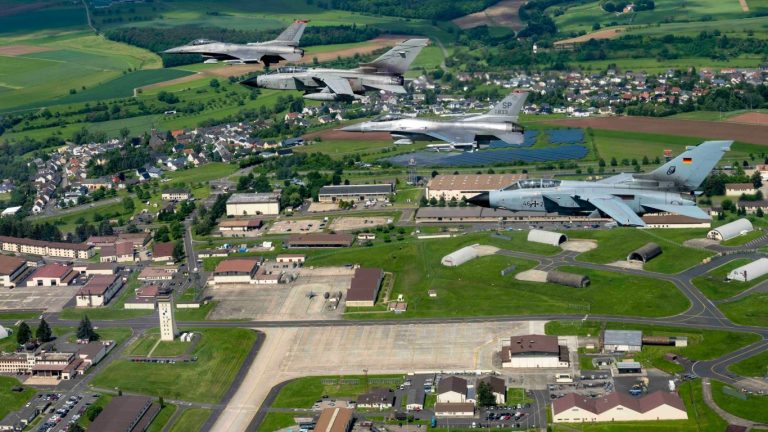Драма в небето над Германия: Пилот на F-16 оцелява след катастрофа в база Шпангдалем