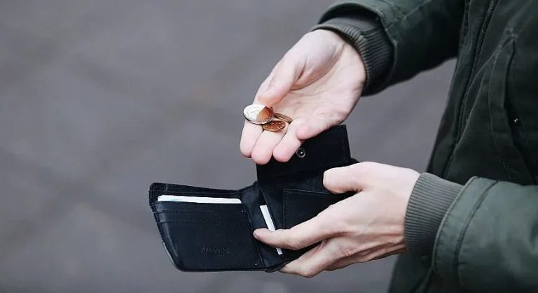 Еврото идва за Коледа: Кой има право на празничния бонус от 50 евро?