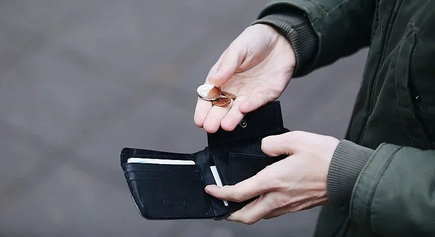 еврото идва за коледа: кой има право на празничния бонус от 50 евро?